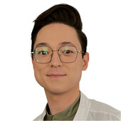 Дускалиев Дамир Аятбергенович — дерматолог, трихолог