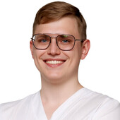 Максюков Дмитрий Станиславович — стоматолог-хирург, стоматолог